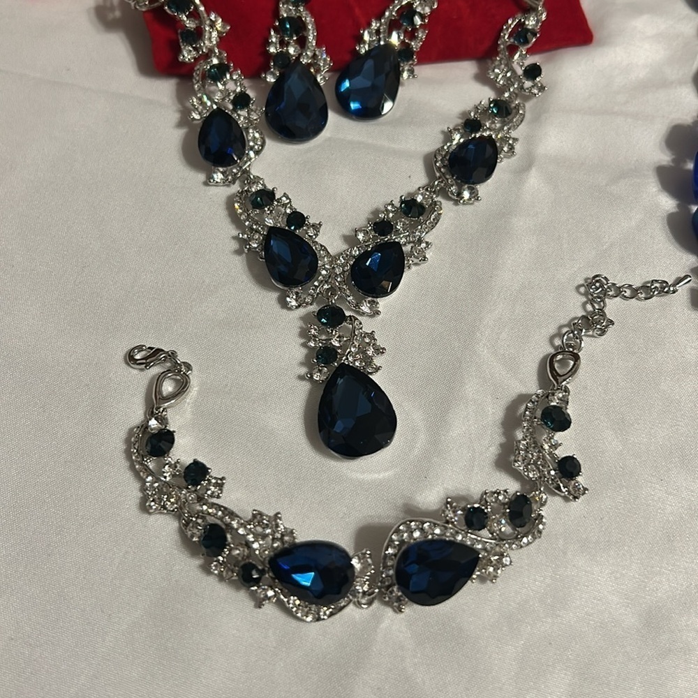 Multi-strand necklace with layered effect with other Costume Type Jewelry Lot #4 - Picture 3 of 8